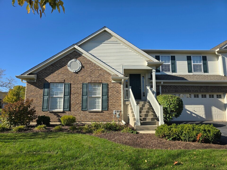 1554 Millbrook Dr in Algonquin, IL - Building Photo