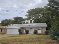 240 Simmons Dr in Hurst, TX - Foto de edificio - Building Photo