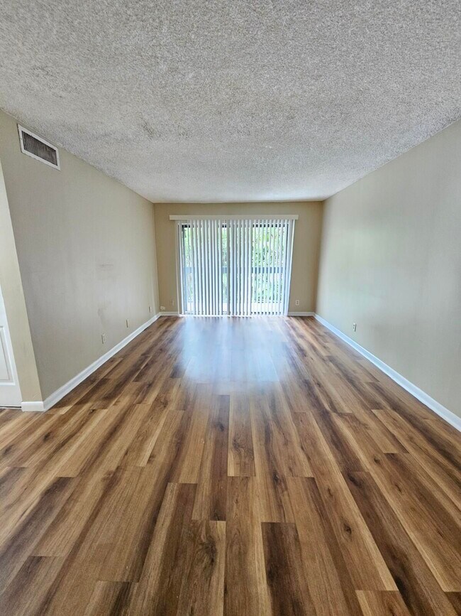 1900 N Congress Ave in West Palm Beach, FL - Foto de edificio - Building Photo