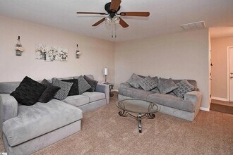 4 Riverbed Dr in Greenville, SC - Foto de edificio - Building Photo