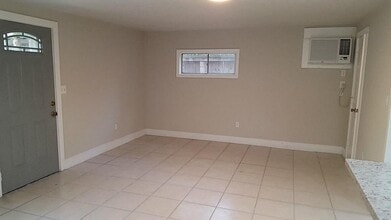 2021 W Main St in Houston, TX - Building Photo - Building Photo