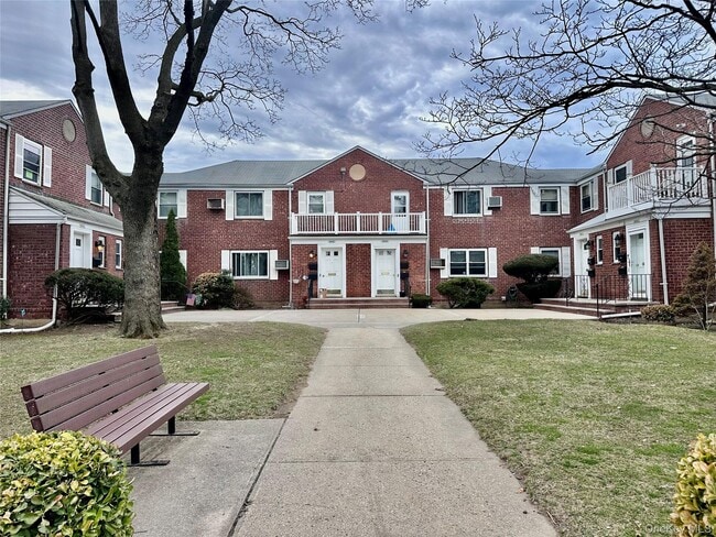 255-55 75th Ave in Queens, NY - Building Photo - Building Photo