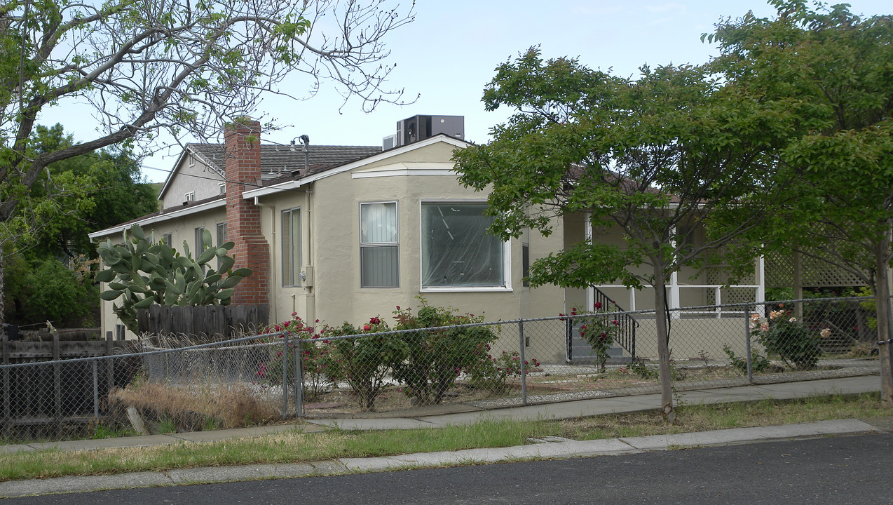 115 Lois Ave in Pittsburg, CA - Building Photo