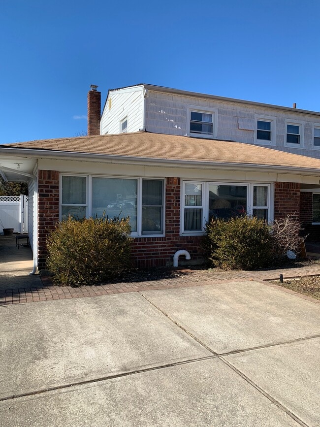 874 Seamans Neck Rd Rentals in Seaford, NY
