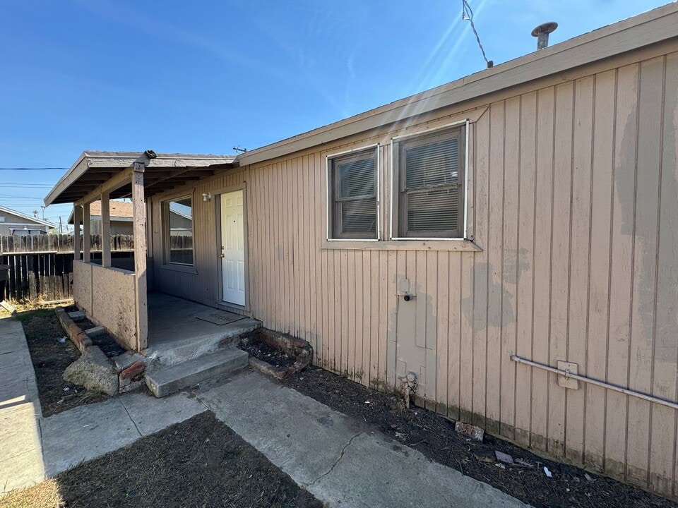 209 Warren Ave in Bakersfield, CA - Building Photo