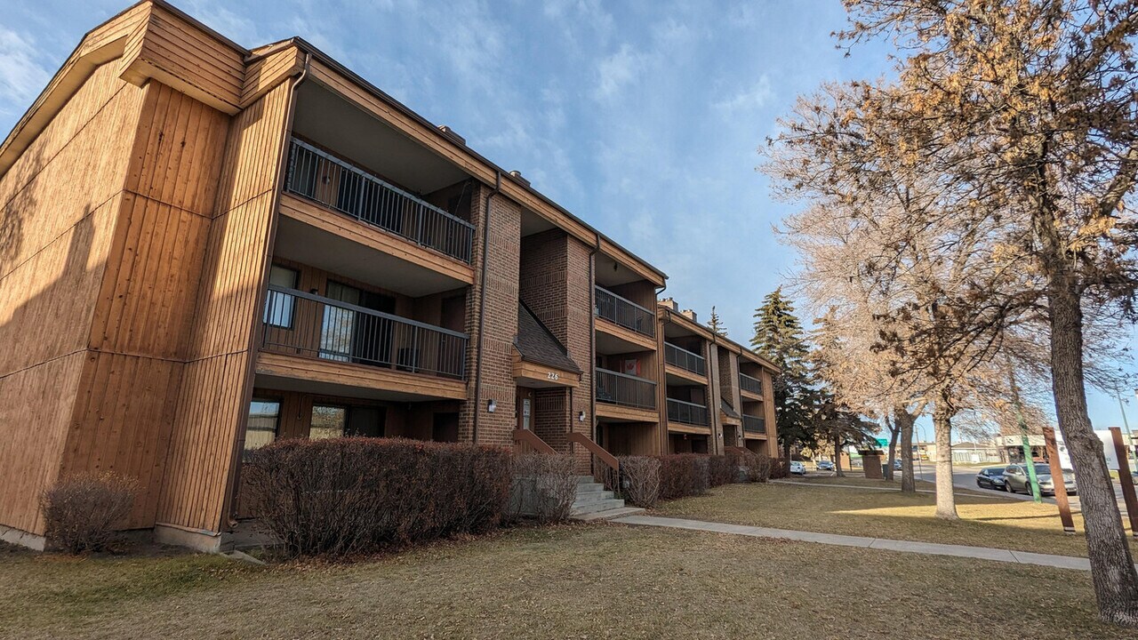 Mainstreet Fairmont Village in Saskatoon, SK - Building Photo