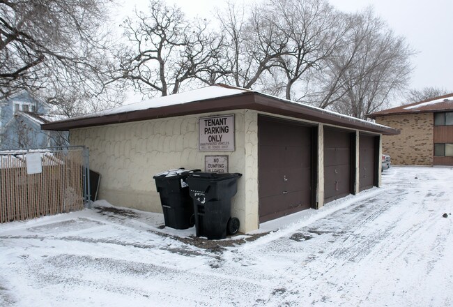 2320 N Ferry St in Anoka, MN - Foto de edificio - Building Photo