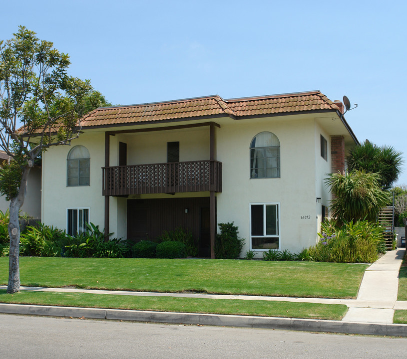 16052 Waikiki Ln in Huntington Beach, CA - Building Photo