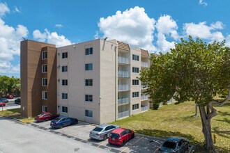 Coral Gate East in Miami, FL - Foto de edificio - Building Photo