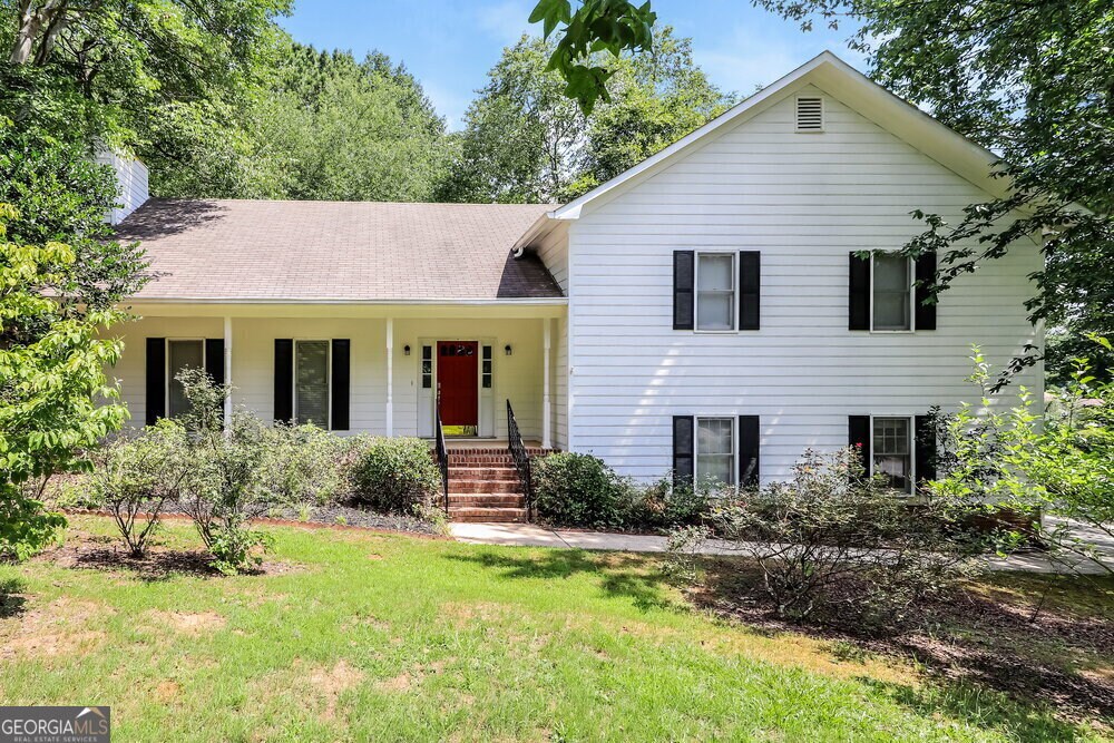 8601 Stone Creek Ct in Douglasville, GA - Building Photo