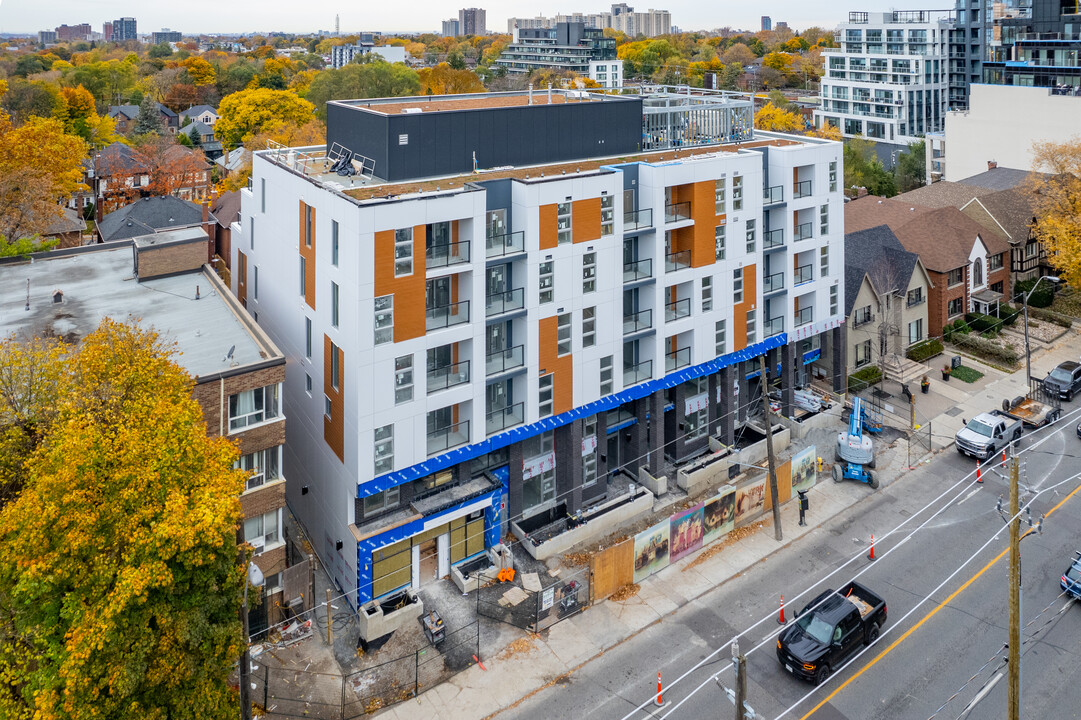 1996-2000 Bathurst St in Toronto, ON - Building Photo