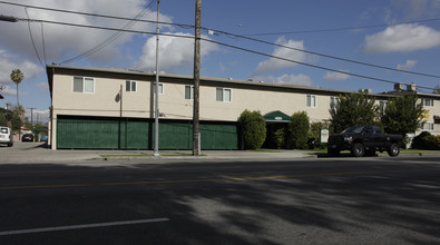 12931 Oxnard St in Van Nuys, CA - Foto de edificio - Building Photo