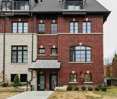 30 Lunar Cres in Mississauga, ON - Building Photo