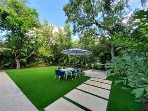 77 NE 43rd St in Miami, FL - Building Photo - Building Photo