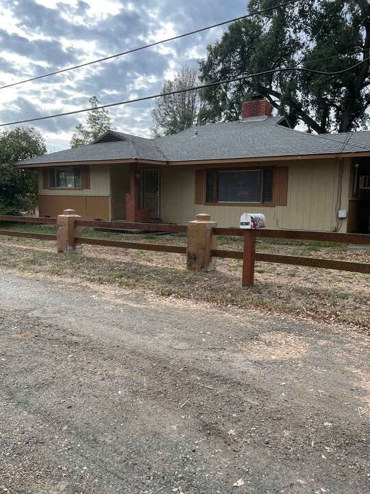 19672 Valley Ln in Redding, CA - Building Photo