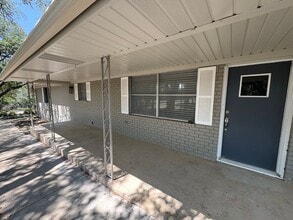 1880 Royal St in Salado, TX - Foto de edificio - Building Photo