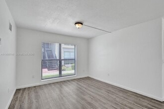 4511 Treehouse Ln, Unit B in Tamarac, FL - Foto de edificio - Building Photo