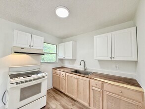 12005 Wanda Ave in New Port Richey, FL - Building Photo - Building Photo