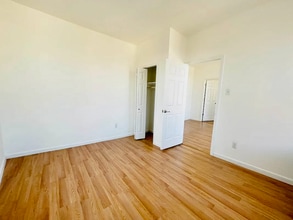 31-30 37th St, Unit 5 in Queens, NY - Foto de edificio - Building Photo