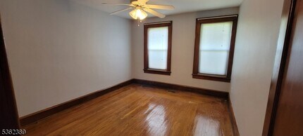 708 NJ-57 in Greenwich Township, NJ - Foto de edificio - Building Photo
