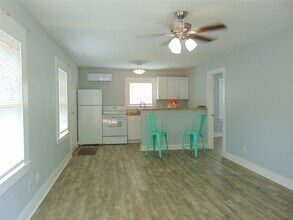 5113 Avenue O 1/2 in Galveston, TX - Building Photo - Building Photo