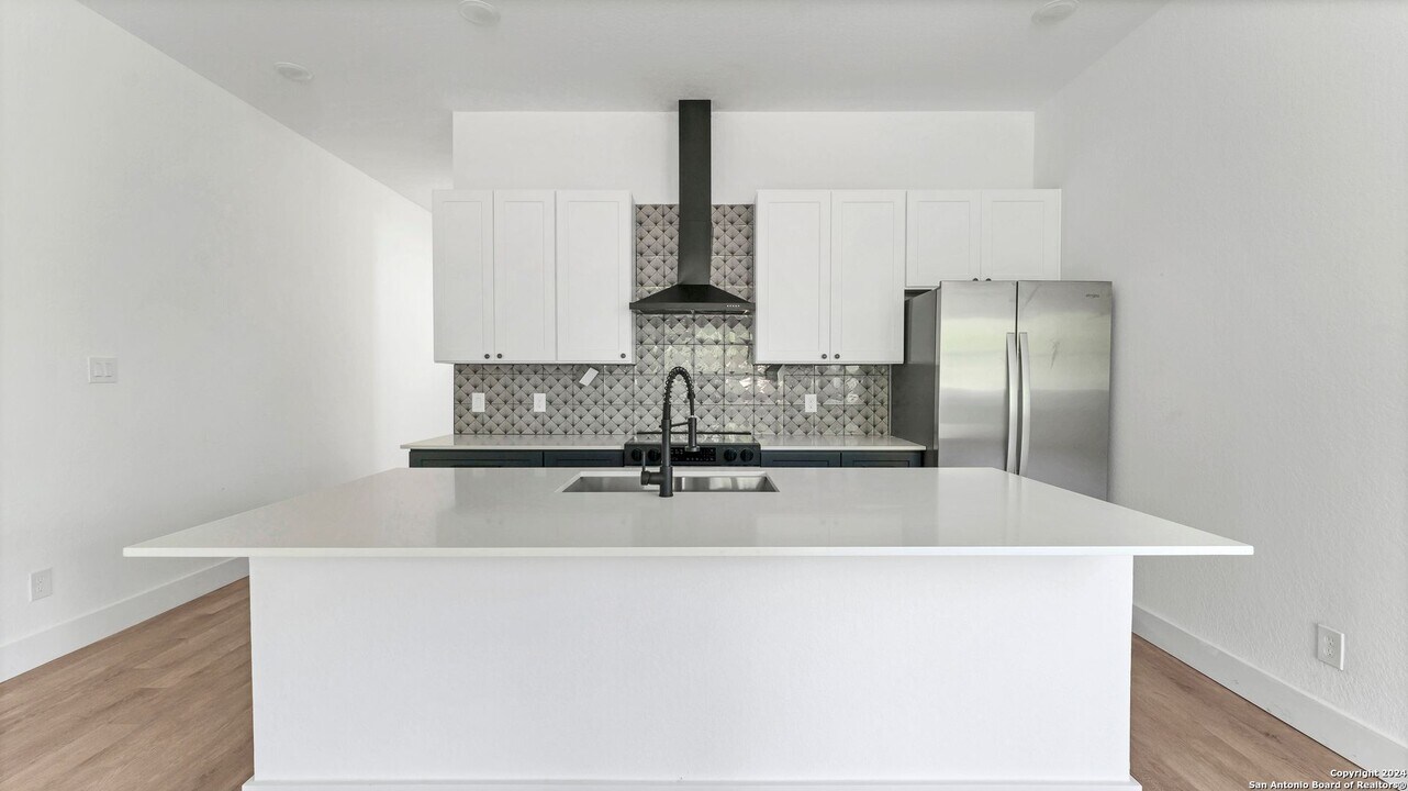 820 S Walters St-Unit -820 S Walters #1 in San Antonio, TX - Building Photo
