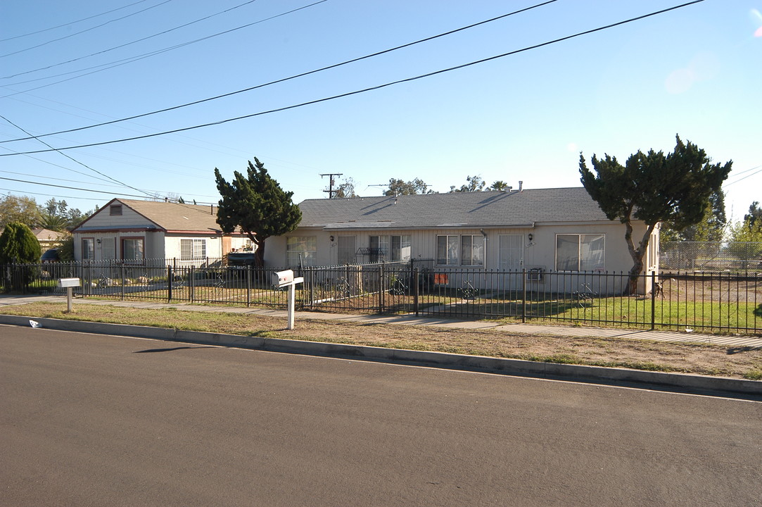 403 W 3rd St in Rialto, CA - Building Photo