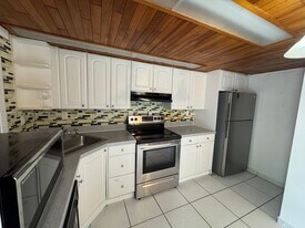 9155 Fontainebleau Blvd in Miami, FL - Building Photo