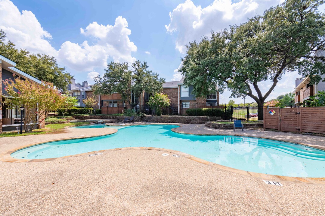 Woodwind Apartments in Irving, TX - Building Photo