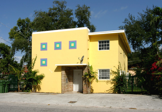 629 NE 64th St in Miami, FL - Foto de edificio - Building Photo