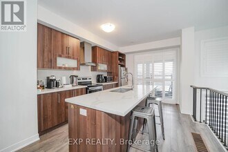 1 Shawfield Way in Whitby, ON - Building Photo - Building Photo