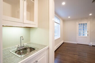 40 Puddingstone Ln in Newton, MA - Foto de edificio - Building Photo