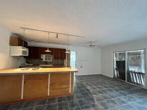 5104 39th St E-Unit -2 in Dickinson, TX - Building Photo - Building Photo