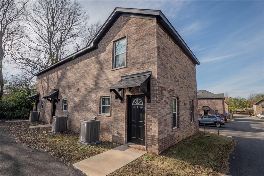 1366 N Porter Rd in Fayetteville, AR - Building Photo