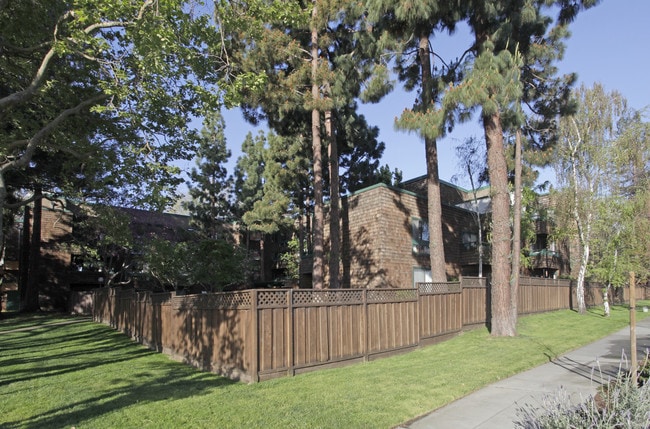 Lytton Gardens in Palo Alto, CA - Building Photo - Building Photo