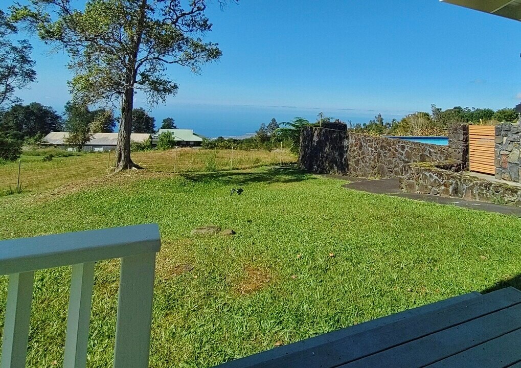 75-1236 Keopu Mauka Dr, Unit Master Bedroom in Holualoa, HI - Foto de edificio