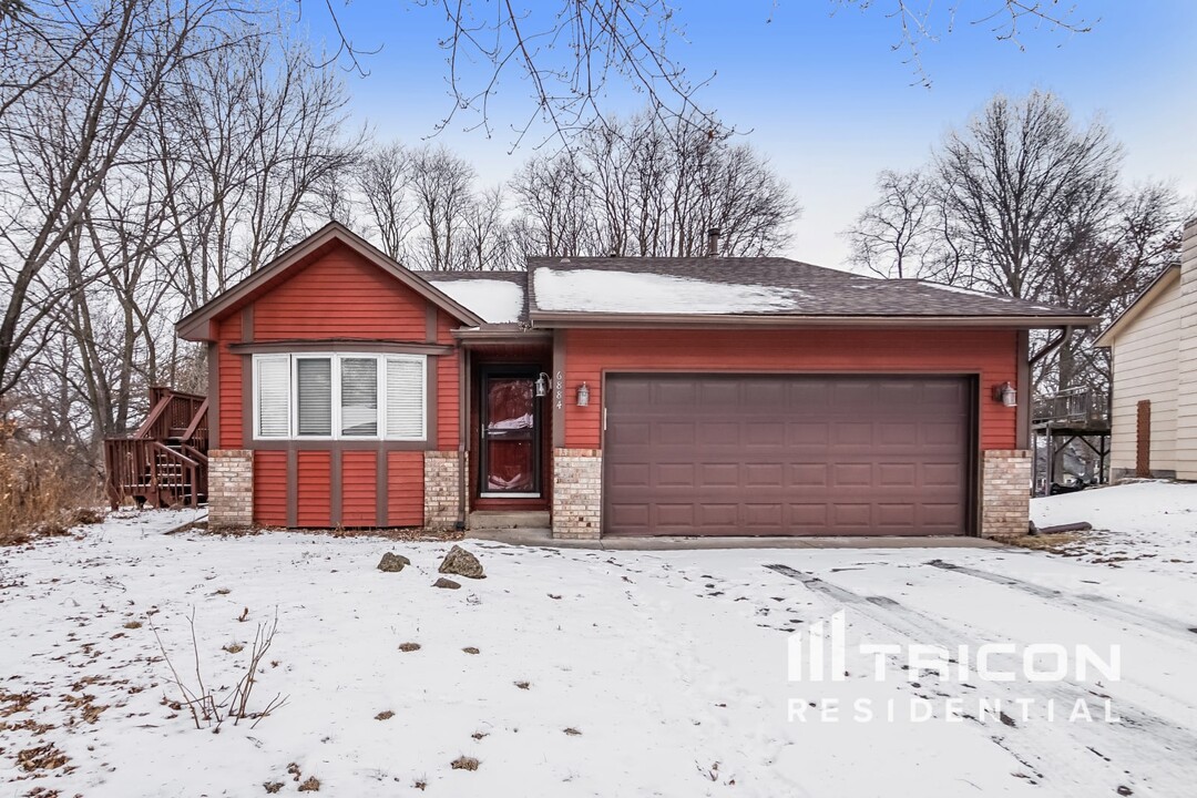6884 27th St N in Oakdale, MN - Building Photo