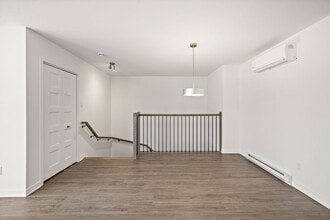 Quai De la Gare Sainte-Rose - Phase 1 in Laval, QC - Building Photo - Building Photo