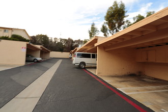 Crestside Apartments in Vista, CA - Foto de edificio - Building Photo