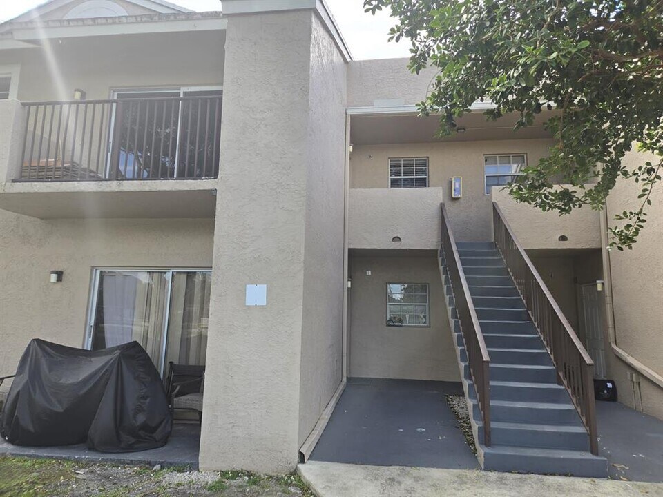 1731 NW 96th Ter, Unit 2K in Pembroke Pines, FL - Foto de edificio