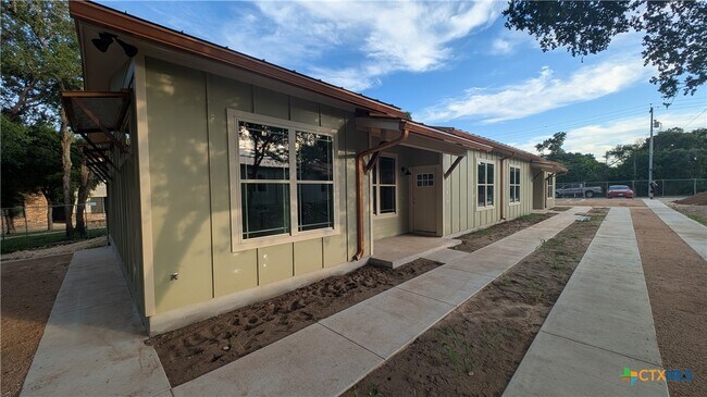 1106 Chestnut St in San Marcos, TX - Building Photo - Building Photo