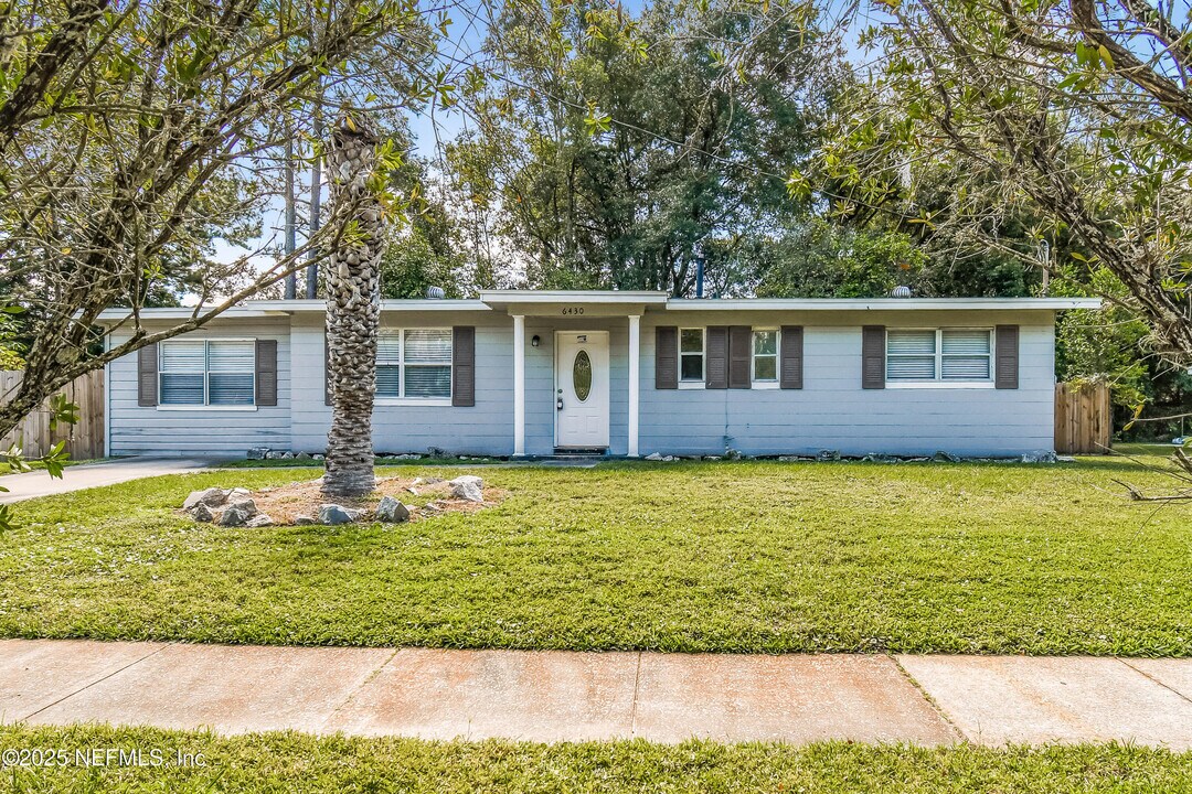 6430 Lucente Dr in Jacksonville, FL - Building Photo