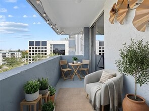 5050 NW 7th St in Miami, FL - Building Photo - Building Photo