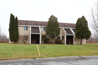 Maple Manor in Bridgeport, NY - Foto de edificio - Building Photo