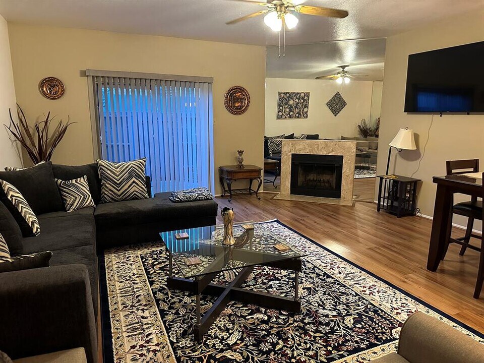 7633 Cambridge St in Houston, TX - Building Photo