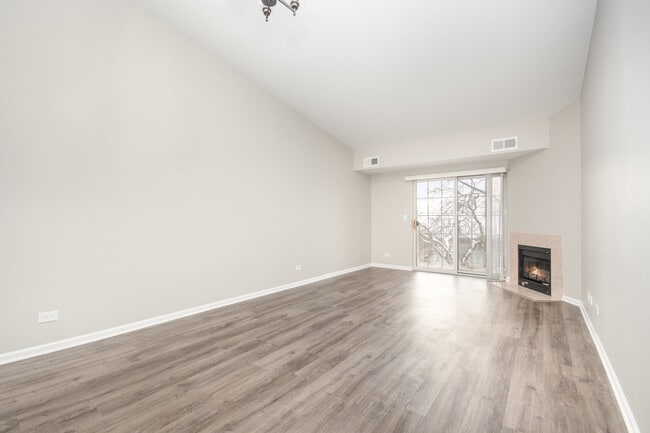 734 N Gary Ave, Unit 210 in Carol Stream, IL - Building Photo - Building Photo