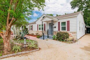 14 Lieutenant St in Pensacola, FL - Building Photo