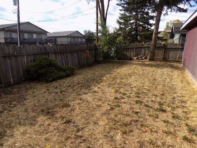 property at 906 N 4th St