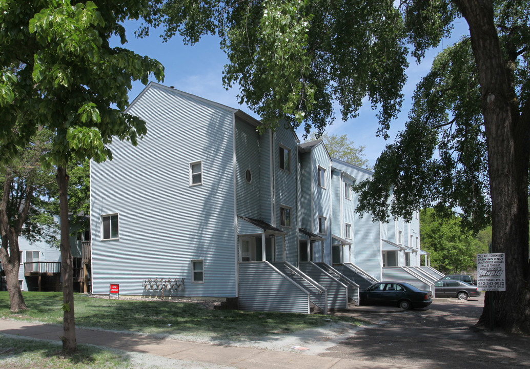 2525 Cole Ave SE in Minneapolis, MN - Foto de edificio