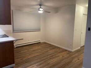 1102 Broaddus St, Unit four in Anchorage, AK - Foto de edificio - Building Photo